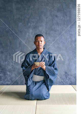 浴衣を着て茶道を体験する黒人男性 127398656