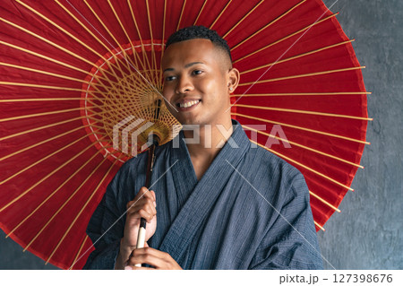 浴衣を着て和傘を持った黒人男性 127398676
