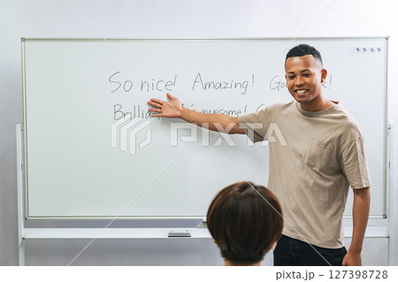 英語をレッスンする黒人男性教師 英語をレッスンする黒人男性教師 127398728