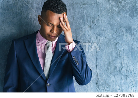 暗い部屋で悩む黒人男性ビジネスマン 暗い部屋で悩む黒人男性ビジネスマン 127398769