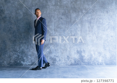 暗い部屋に立つ黒人男性ビジネスマン 127398771