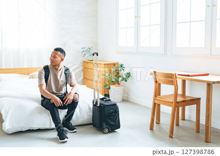 ホテルの部屋でくつろぐ黒人男性旅行者 127398786