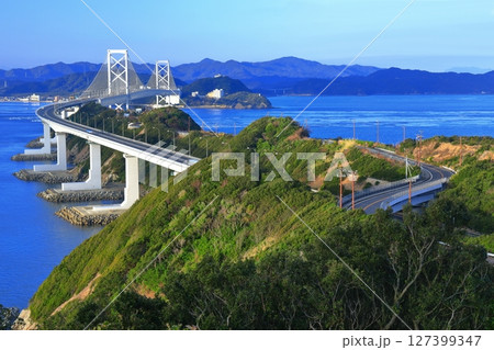 淡路島から見た鳴門海峡と大鳴門橋 127399347