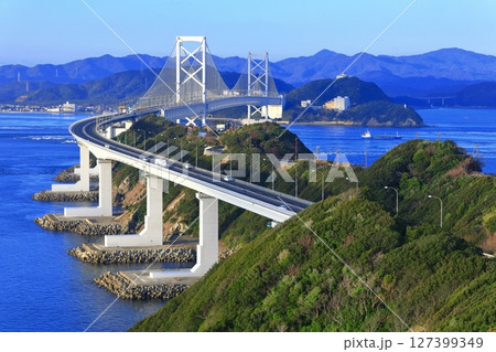 淡路島から見た鳴門海峡と大鳴門橋 127399349