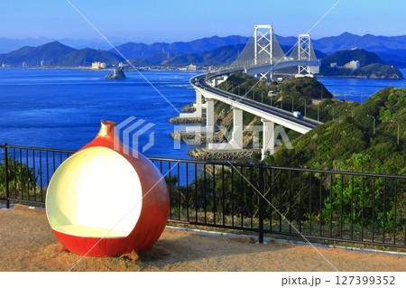 淡路島から見た鳴門海峡と大鳴門橋 127399352