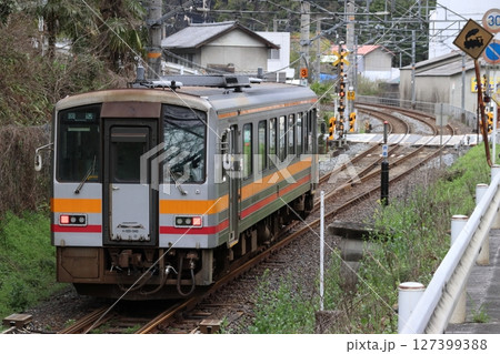 伯備線キハ120形回送列車（後藤総合車両所行の検査入場） 127399388