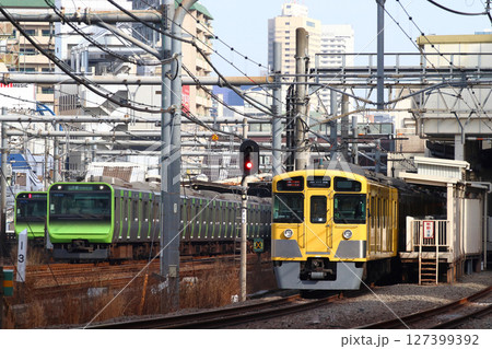 高田馬場駅で山手線と並ぶ西武新宿線2000系電車 127399392