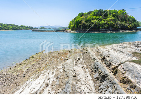 青空光芒に映える海が見える風光明媚な観光スポット「心のゆりかご」上天草市大矢野町 127399716