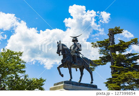 仙台市全景　伊達政宗騎馬像 127399854