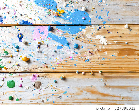 カラフルなペンキがランダムに飛び散った白く塗られた木の壁のイメージ素材 カラフルなペンキがランダムに飛び散った白く塗られた木の壁のイメージ素材 127399913