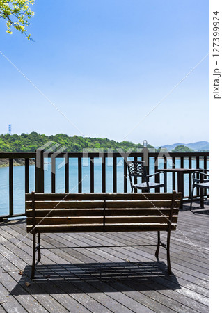 青空光芒に映える海が見える風光明媚な海とベンチ　観光スポット「心のゆりかご」上天草市大矢野町 127399924