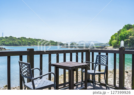 青空光芒に映える海が見える風光明媚な海とベンチ　観光スポット「心のゆりかご」上天草市大矢野町 127399926