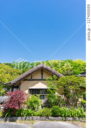 青空光芒に映える茅葺き屋根の家　　上天草市大矢野町 127400089