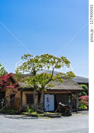 青空光芒に映える茅葺き屋根の家　　上天草市大矢野町 127400093