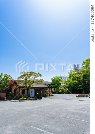 青空光芒に映える茅葺き屋根の家　　上天草市大矢野町 127400094