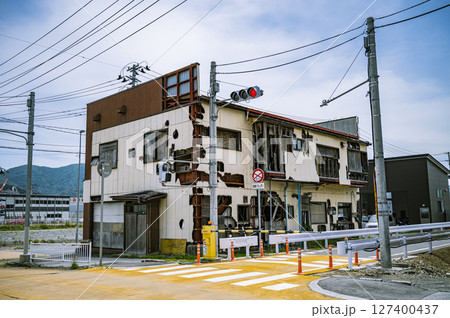 震災遺構としての記録|津波で崩壊した二階建て建物 震災遺構としての記録|津波で崩壊した二階建て建物 127400437