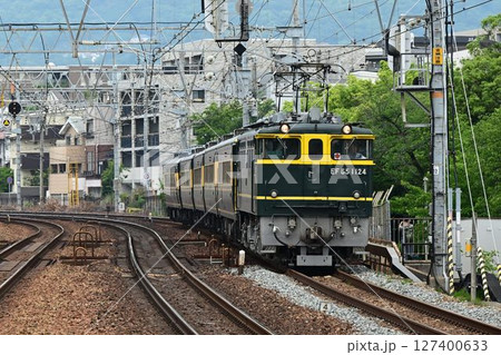 東海道本線　さくら夙川駅を通過する　夜行列車　サロンカー彗星 127400633