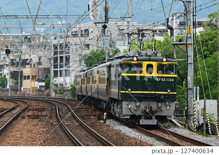 東海道本線　さくら夙川駅を通過する　夜行列車　サロンカー彗星 127400634