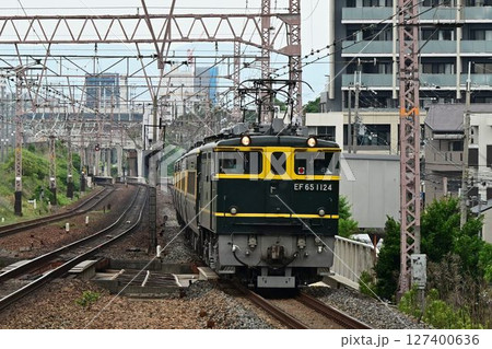 東海道本線　塚本駅を通過する　夜行列車　サロンカー彗星 127400636