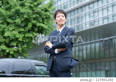 ビジネスマン 若い男性 ビジネスマン 若い男性 127401208