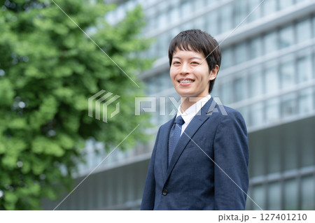 ビジネスマン 若い男性 ビジネスマン 若い男性 127401210