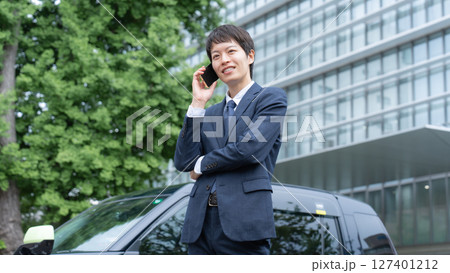 ビジネスマン　若い男性　スマホ 127401212