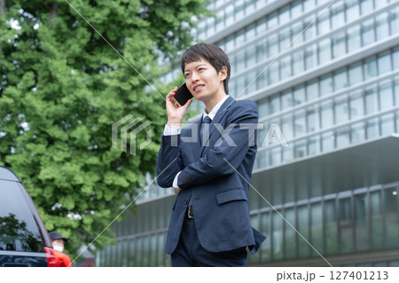 ビジネスマン　若い男性　スマホ 127401213