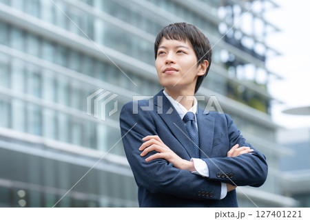 ビジネスマン 若い男性 ビジネスマン 若い男性 127401221