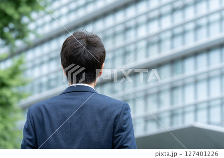 ビジネスマン 若い男性 後ろ姿 ビジネスマン 若い男性 後ろ姿 127401226