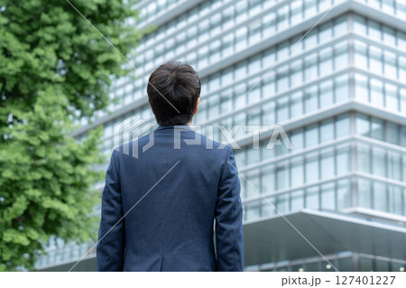 ビジネスマン 若い男性 後ろ姿 ビジネスマン 若い男性 後ろ姿 127401227