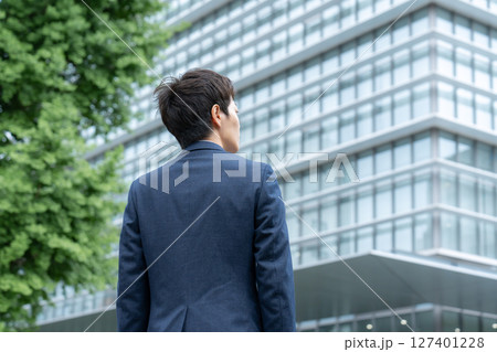 ビジネスマン　若い男性　後ろ姿 127401228