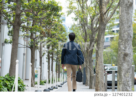 男性　カジュアルビジネス　歩く 127401232