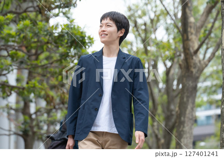 男性 カジュアルビジネス 歩く 男性 カジュアルビジネス 歩く 127401241