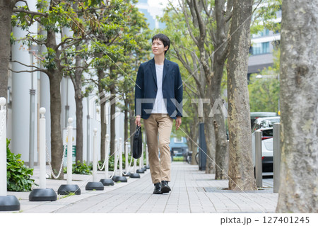 男性　カジュアルビジネス　歩く 127401245