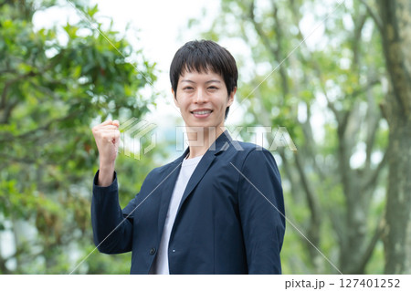 男性 カジュアルビジネス ガッツポーズ 男性 カジュアルビジネス ガッツポーズ 127401252