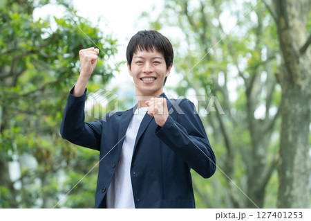 男性 カジュアルビジネス ガッツポーズ 男性 カジュアルビジネス ガッツポーズ 127401253