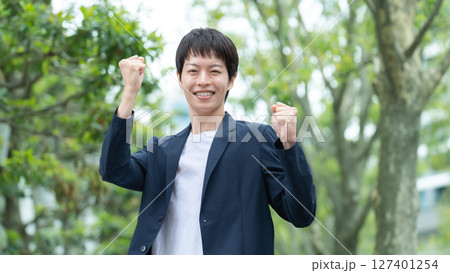 男性 カジュアルビジネス ガッツポーズ 男性 カジュアルビジネス ガッツポーズ 127401254