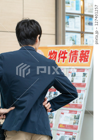 家探しをする男性 家探しをする男性 127401257