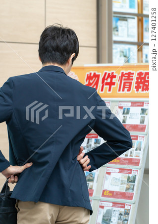 家探しをする男性 127401258