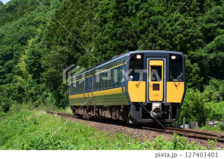 特急スーパーおき　山陰の小京都　津和野を出発 127401401