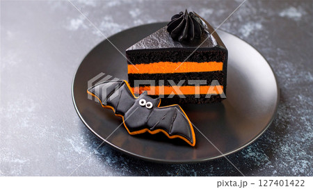 ハロウィン オレンジ色とブラックのケーキとコウモリクッキー ハロウィン オレンジ色とブラックのケーキとコウモリクッキー 127401422