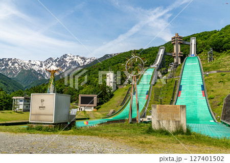 白馬スキージャンプ台と北アルプス 127401502