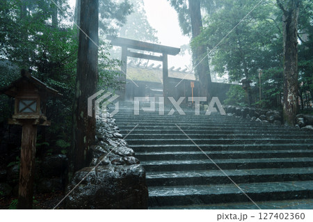 神秘の伊勢神宮内宮 雨の正宮 皇大神宮 神秘の伊勢神宮内宮 雨の正宮 皇大神宮 127402360
