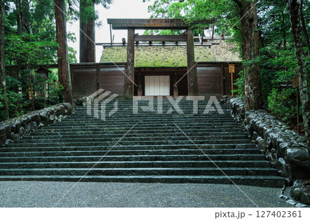 雨に濡れた伊勢神宮内宮　正宮　皇大神宮 127402361