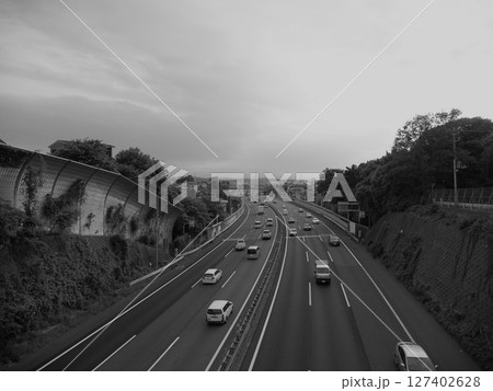 高速道路の風景。東名高速。モノクロ。 127402628