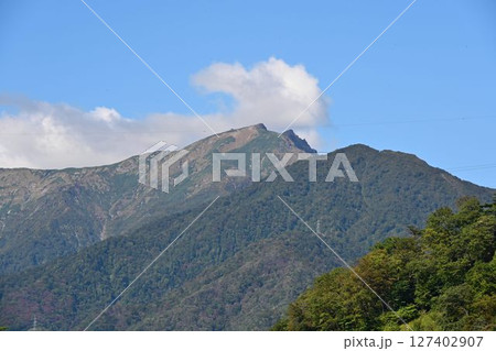 日本百名山　谷川岳　秋晴のトマの耳　オキの耳 127402907