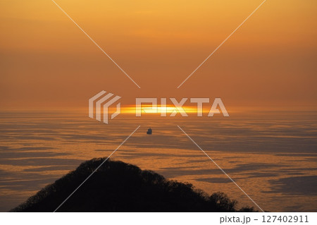春の室蘭市 測量山から夕照の海を望む 春の室蘭市 測量山から夕照の海を望む 127402911