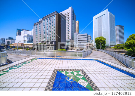 日本の横浜都市景観 桜木町駅　新南口(市役所口）やホテルメッツ、横浜市役所などを桜木橋から望む 127402912