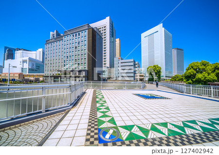 日本の横浜都市景観 桜木町駅 新南口(市役所口)やホテルメッツ、横浜市役所などを桜木橋から望む 日本の横浜都市景観 桜木町駅 新南口(市役所口)やホテルメッツ、横浜市役所などを桜木橋から望む 127402942