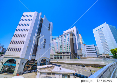 日本の横浜都市景観 桜木町駅　新南口(市役所口）やホテルメッツ、横浜市役所などを桜木橋から望む 127402951